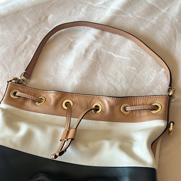 Michael Kors medium bucket bag - Picture 10 of 13